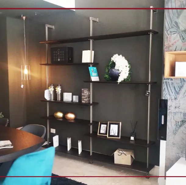 Scheda informativa del prodotto  Scenografica, versatile e funzionale, è la libreria modulare di design che porta il segno creativo di Giorgio Cattelan. Autentica espressione del proprio stile, Airport è un sistema di arredo flessibile e personalizzabile 