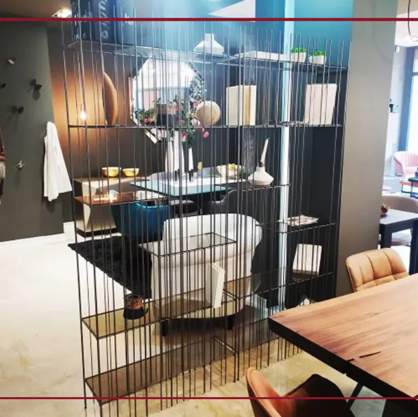  Scheda informativa del prodotto Metrica Total Black è una libreria da parete, un'esclusiva Mohd. Progettata da CtrlZak per il brand Mogg, realizzata con tondini d'acciaio con finitura nera e con ripiani fumè in cristallo.  Metrica è la libreria del tuo l