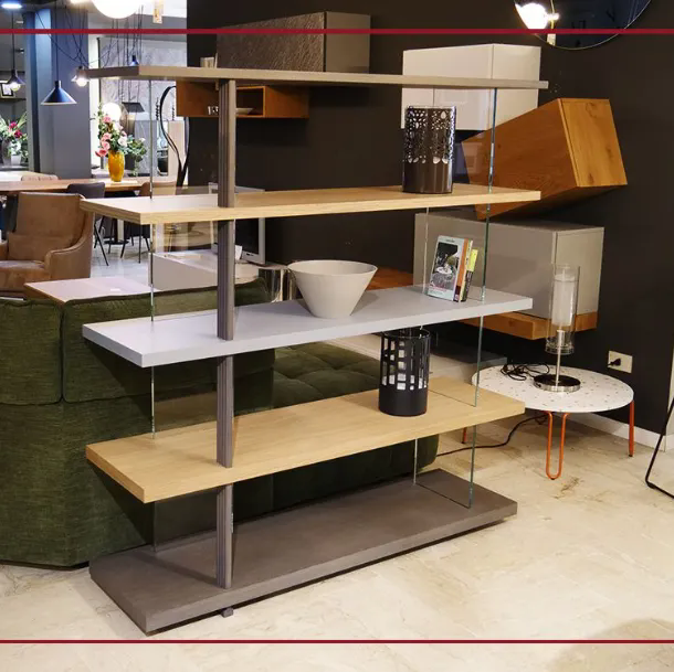 ZERO16 LIBRERIA DEVINA NAIS IN OFFERTA OUTLET CASARREDO CAIAZZO TARANTO SALDI SAN GIORGIO IONICO BLACK FRIDAY L’agile libreria a cinque ripiani sembra disegnata con pochi tratti decisi. La trasparenza delle schiene in vetro lascia filtrare la luce ambient