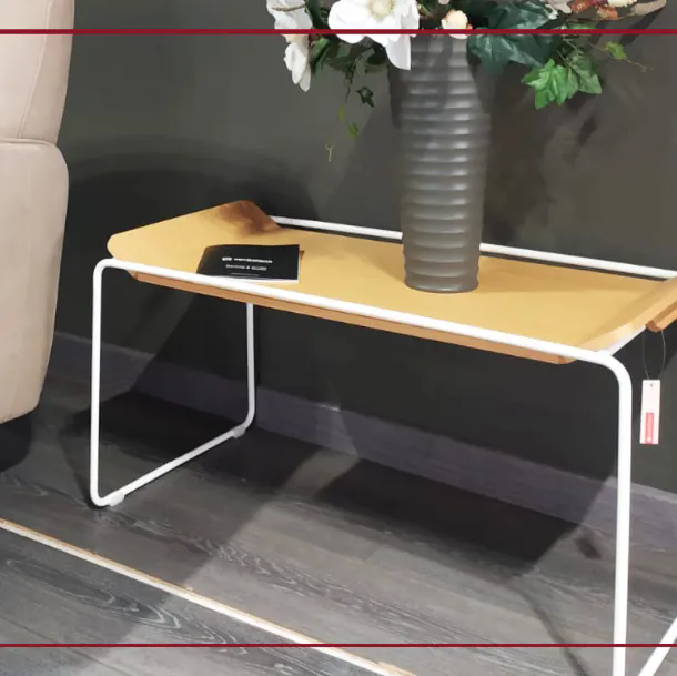  Scheda informativa del prodotto Pratico e maneggevole, FILO è un tavolino di servizio dall'aria giovane e fresca con struttura in tondino metallico verniciato. Il piano è costituito da un vassoio asportabile in multistrato curvato, che può essere utilizz