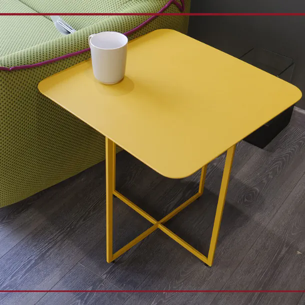 Per gli altri sono solo servetti, per noi invece sono i SELFY. Sono i tavolini da divano con struttura in metallo disponibili in diversi colori e dimensioni, che arredano con funzionalità ogni living. Scegli quello che completa meglio il tuo divano.  MISU