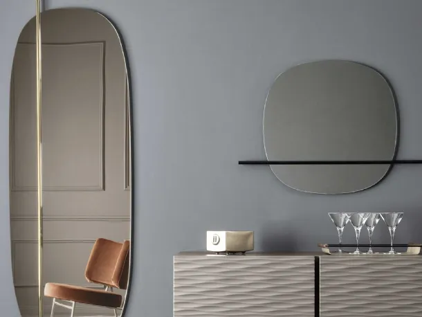 Specchio realizzato con elemento decorativo in metallo Vanity di Calligaris