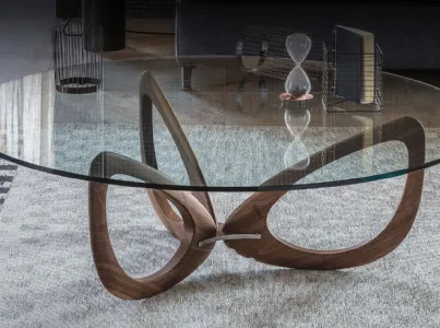 Tavolino con base in legno massello e piano in cristallo Helix di Cattelan Italia