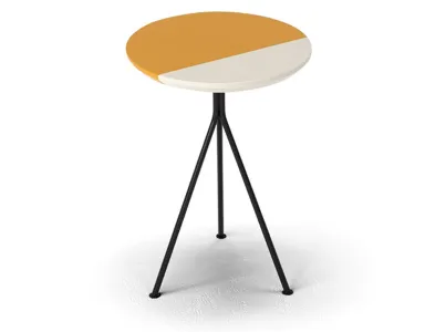 Tavolino rotondo Coconut in legno laccato giallo e crema con base in ferro di Dienne Salotti
