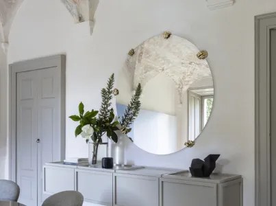 Specchio da parete con mani decorative in fusione di ottone Selfie di Mogg
