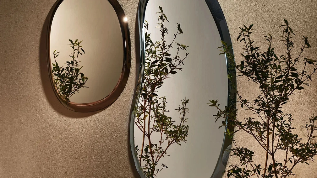 Specchio Pangea con cornice in vetro di Nature Design