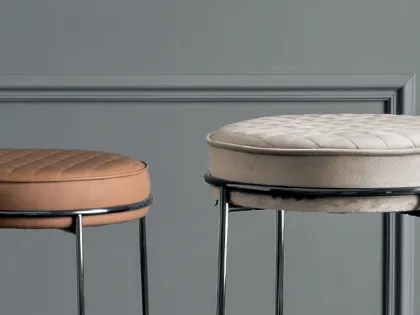 Pouf Atollo in velluto imbottito e trapuntato con base in metallo di Calligaris