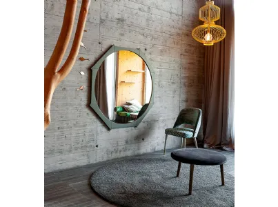 Specchio ottagonale in legno di rovere verde Colibri di Devina Nais