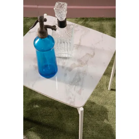 Tavolino Ivy in ceramica con struttura in metallo di Stones