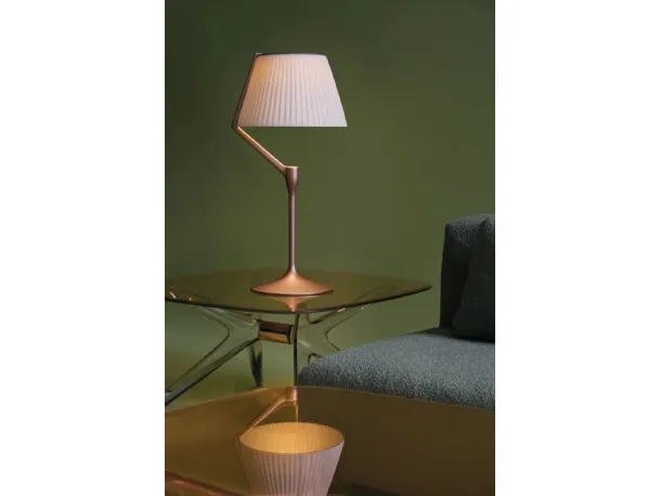 Lampada da tavolo Angelo Stone in alluminio con diffusore rivestito in tessuto di Kartell