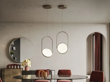 Lampada a sospensione Lift in metallo caratterizzata da una piastra circolare luminosa orientabile ed un design raffinato ed essenziale di Ronda Design