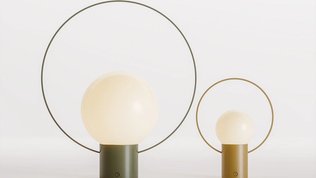 Lampada LED ricaricabile da tavolo Saturn con struttura in metallo e globo in metacrilato di Ronda Design