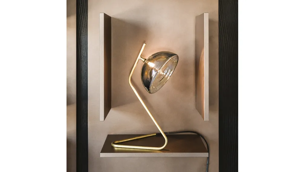 Lampada da tavolo in ottone con paralume in cristallo fumé Sunset di Cattelan Italia