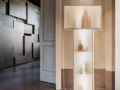 Lampada da terra contenitore in metallo con paralume in tessuto e pvc Velasca di Mogg