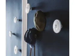 Aggiungi un tocco di stile con l'appendiabiti Bottone di Cattelan per la tua casa