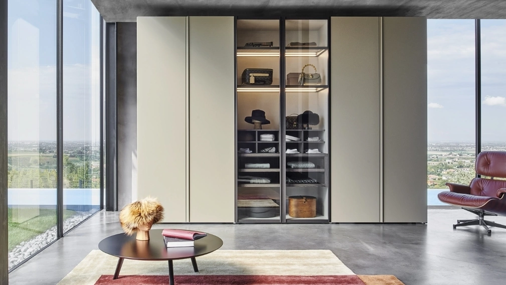 Armadio Scrigno Laccato con ante centrali in vetro di Sangiacomo