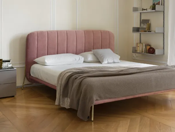 Letto in tessuto imbottito con testiera dalle cuciture verticali Le Marais di Calligaris