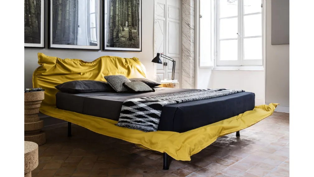 Letto di design effetto stropicciato Big Hug di Mogg
