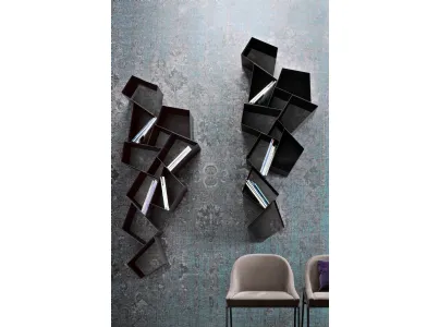 Libreria a parete W Su Line composta da poligoni irregolari in metallo di Ronda Design