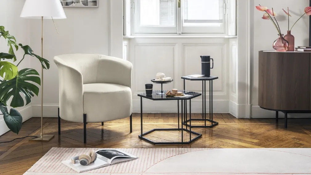 Poltroncina in tessuto con piedini in metallo Rendez-Vous di Calligaris