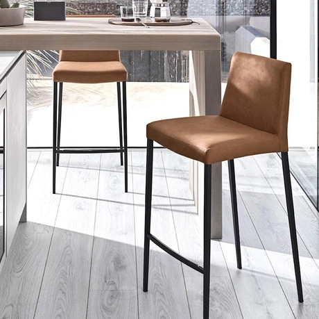 Sgabello Aida in pelle di Calligaris