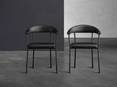 Sedia Director in ecopelle nera con struttura in tubolare metallico industrial di Devina Nais