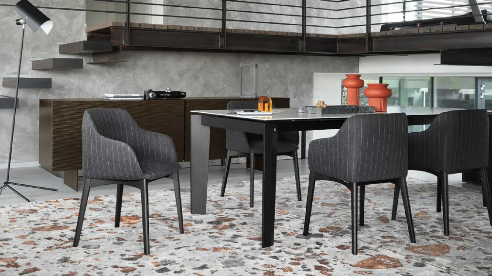 Sedia Elle in tessuto con gambe in legno massello di Calligaris