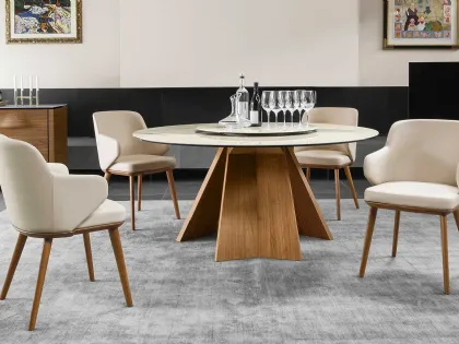 Sedia Foyer con braccioli e struttura in legno massello di Calligaris