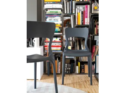 Sedia di design in polipropilene grigio opaco Helios di Connubia