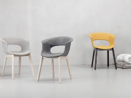 Sedia Miss B con scocca in tessuto e struttura in massello di faggio di Scab Design