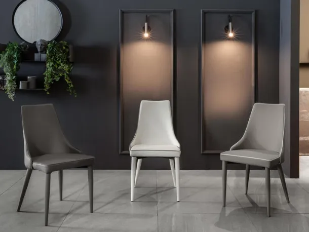Sedia Myriam completamente rivestita in ecopelle con bordino di Stones
