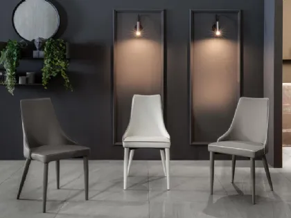 Sedia Myriam completamente rivestita in ecopelle con bordino di Stones