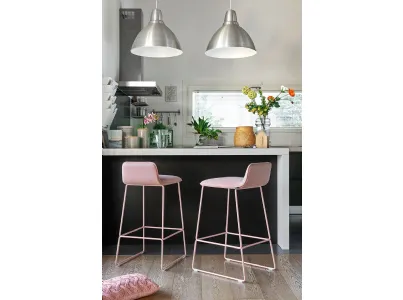 Sgabello in tessuto con struttura in metallo Riley soft di Connubia