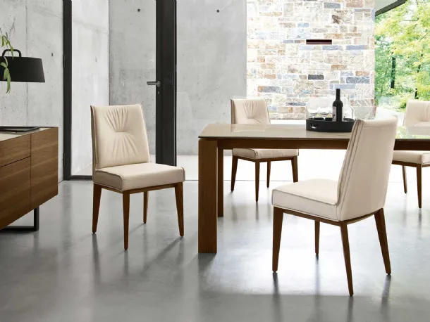 Sedia imbottita in pelle con struttura in legno massello Romy di Calligaris