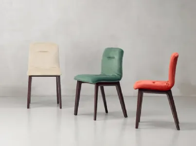 Sedia Natural Alice Pop con struttura in legno massello di faggio wengé e scocca imbottita e rivestita in velluto di Scab Design