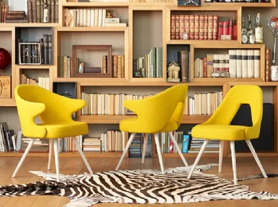 Sedia con e senza braccioli con gambe in legno e scocca in tessuto imbottito You & Me di Scab Design