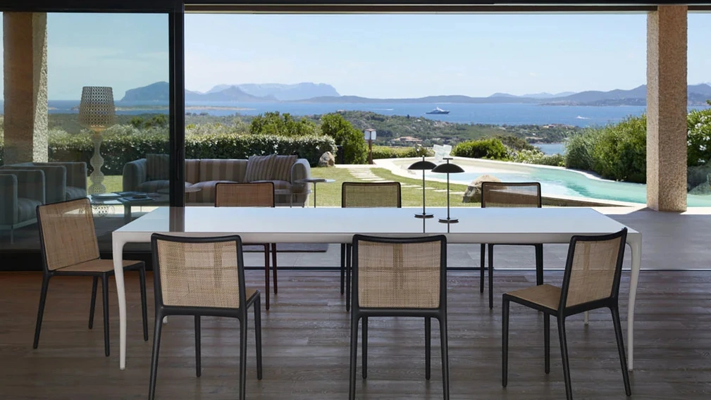 Tavolo Albert in gres porcellanato lucido di Kartell