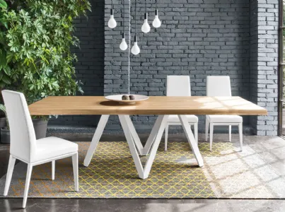 Tavolo con piano in legno e basamento in metallo Cartesio di Calligaris