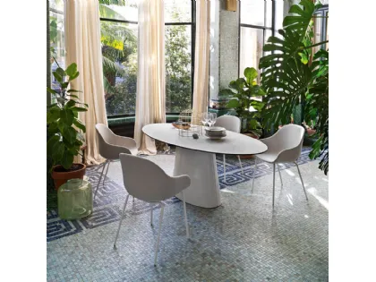 Tavolo fisso con piano ovale in ceramica e base monolitica in lamiera curvata Ellisse di Connubia