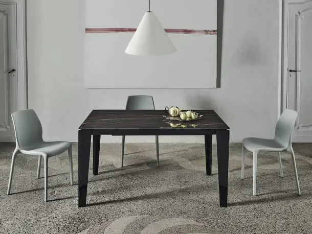 Tavolo allungabile Cruz XXL con top in SuperMarmo e base in acciaio laccato di Bontempi