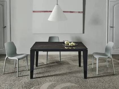 Tavolo allungabile Cruz XXL con top in SuperMarmo e base in acciaio laccato di Bontempi