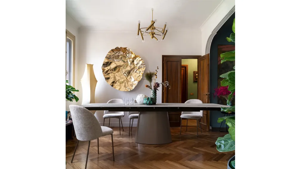 Tavolo Ellisse con top in ceramica e base monolitica in lamiera di Connubia