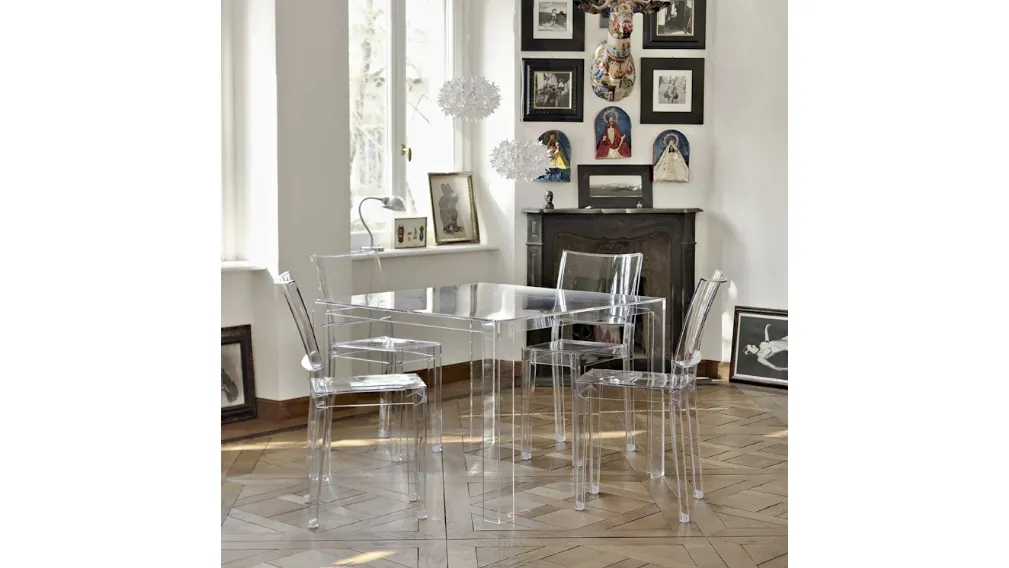 Tavolo Invisible in plexiglas trasparente di Kartell