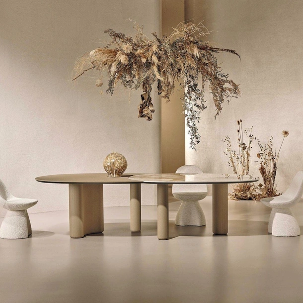 Tavolo Lymph Big in ceramica e materico fango di Nature Design