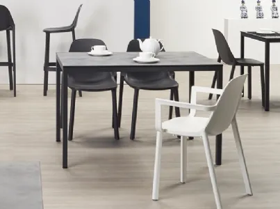 Tavolo in acciaio verniciato con top effetto cemento Mirto Scab Design