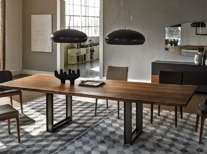 Tavolo con gambe in metallo verniciato e piano noce Sigma di Cattelan Italia