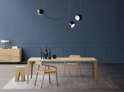 Tavolo Smart in legno massello di Rovere di Devina Nais