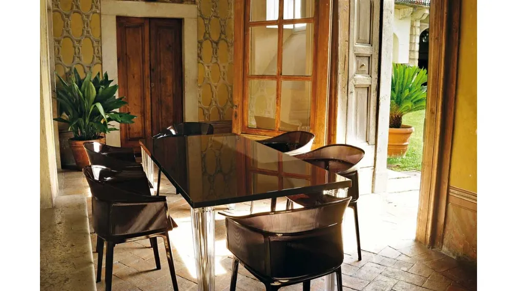 Tavolo Top Top con piano in vetro e base in plexiglas di Kartell