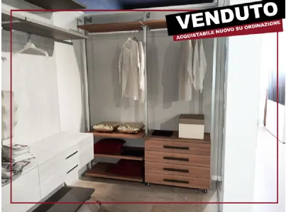 Se si vuole realizzare una Cabina armadio funzionale, questo è il prodotto che fa per te!  MATERIALE: Struttura:  ALLUMINIO Colore frontali: NOCE MEDITERRANEO Maniglia: BROWN  MISURE: L 193,5CM P 46,7CM H250 CM  CASSETTIERA Cassettiera 4 cassetti con rote