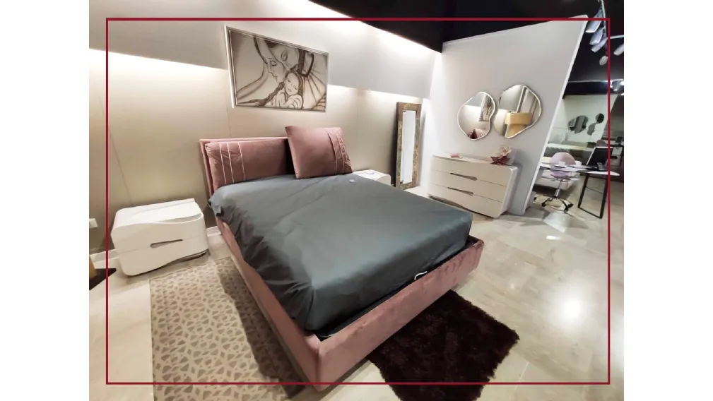 Camera da letto FLY di Adriatica, uno stile che sa mescolare i contrasti, creare armonie e suscitare emozioni interpretando un desiderio di libertà in un abbraccio perfetto, con forme soft, morbide e linee decise. Per rilassare il corpo e coltivare la men
